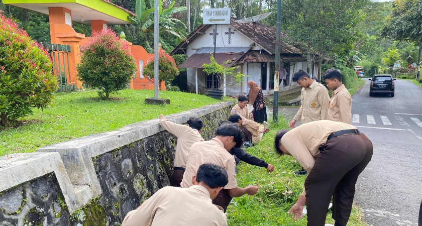 Jumat Bersih: Langkah Kecil Menuju Sekolah yang Nyaman